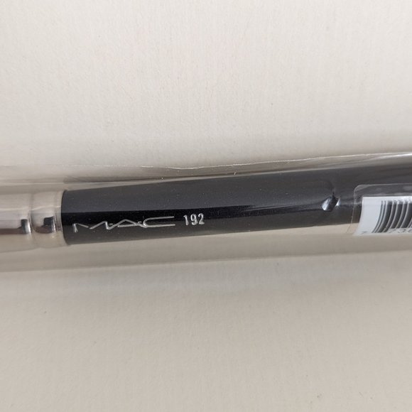 MAC 192 Face Brush - Picture 2 of 2